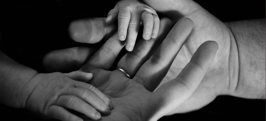 mani di piu persone che si incrociano 